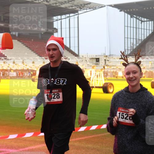07.12.2025 - St. Pauli X-Mass-Run No. 15 Luisa Fischer http://msf.ph/oto/9382560 07.12.2025 10:12:48 Ziel 1887, 15, 1028, 1520, 756, 1070, 1072, 1074, 1077, 1389, 1526, 1687, 1688, 1833, 2177, 2758, 2760, 2770, 3428, 3514, 3585, 3799, 3834, 3836, 3870, 3932, 4658 meine-sportfotos.de