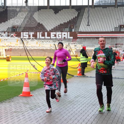 07.12.2025 - St. Pauli X-Mass-Run No. 15 Luisa Fischer http://msf.ph/oto/9382573 07.12.2025 10:49:45 Ziel 65, 1273, 157, 191, 194, 379, 471, 890, 1019, 1155, 1164, 1166, 1179, 1273, 1274, 1370, 1372, 1663, 2299, 2301, 2421, 2764, 2765, 2921, 2933, 3366, 3369 meine-sportfotos.de
