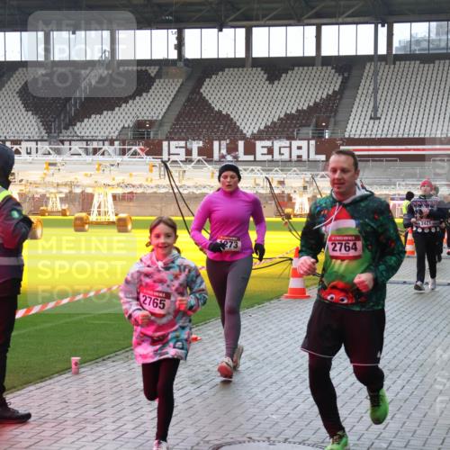 07.12.2025 - St. Pauli X-Mass-Run No. 15 Luisa Fischer http://msf.ph/oto/9382581 07.12.2025 10:49:46 Ziel 2765, 273, 2764, 2421, 157, 191, 194, 379, 471, 890, 1019, 1155, 1164, 1166, 1179, 1273, 1274, 1370, 1372, 1663, 2299, 2301, 2421, 2764, 2765, 2921, 2933, 3366, 3369 meine-sportfotos.de