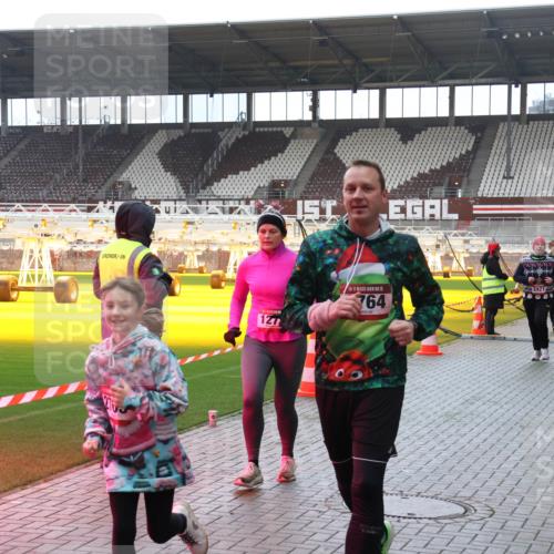 07.12.2025 - St. Pauli X-Mass-Run No. 15 Luisa Fischer http://msf.ph/oto/9382588 07.12.2025 10:49:47 Ziel 127, 5, 764, 2421, 157, 191, 194, 379, 471, 890, 1019, 1155, 1164, 1166, 1179, 1273, 1274, 1370, 1372, 1663, 2299, 2301, 2421, 2764, 2765, 2921, 2933, 3366, 3369 meine-sportfotos.de