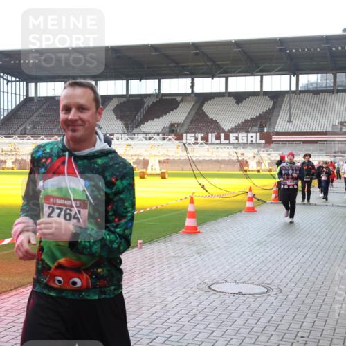 07.12.2025 - St. Pauli X-Mass-Run No. 15 Luisa Fischer http://msf.ph/oto/9382596 07.12.2025 10:49:48 Ziel 2764, 2421, 157, 191, 194, 379, 471, 890, 1019, 1155, 1164, 1166, 1179, 1273, 1274, 1370, 1372, 1663, 2299, 2301, 2421, 2764, 2765, 2921, 2933, 3366, 3369 meine-sportfotos.de