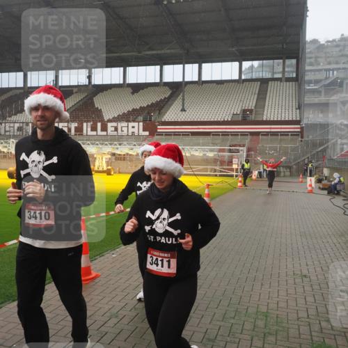 07.12.2025 - St. Pauli X-Mass-Run No. 15 Fabian Wolf http://msf.ph/oto/9382602 07.12.2025 10:10:04 Ziel 989, 1256, 1257, 1678, 1732, 2502, 2504, 2560, 3245, 3246, 3410, 3411 meine-sportfotos.de