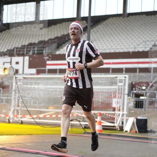 07.12.2025 - St. Pauli X-Mass-Run No. 15 Patografie http://msf.ph/oto/9382621 07.12.2025 10:22:10 Ziel 1371, 1488, 2184, 2817, 2818, 2819, 3431, 3736, 3999, 4000, 4415, 4774 meine-sportfotos.de