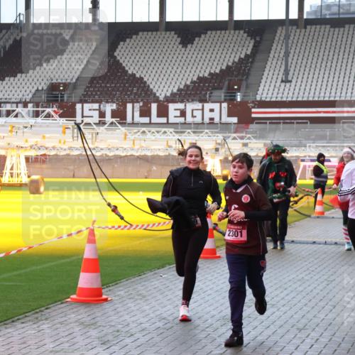 07.12.2025 - St. Pauli X-Mass-Run No. 15 Luisa Fischer http://msf.ph/oto/9382634 07.12.2025 10:49:54 Ziel 2301, 890, 5, 157, 191, 194, 471, 890, 1155, 1164, 1166, 1179, 1232, 1273, 1274, 1370, 1372, 1663, 2299, 2301, 2338, 2340, 2341, 2421, 2764, 2765, 2777, 2779, 2921, 2933, 3366, 3369, 3380 meine-sportfotos.de