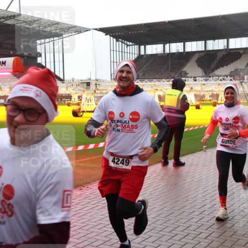 07.12.2025 - St. Pauli X-Mass-Run No. 15 Luisa Fischer http://msf.ph/oto/9382636 07.12.2025 11:23:22 Ziel 45, 4249, 21, 69, 520, 1018, 1141, 1349, 1391, 1431, 2023, 2373, 2550, 2557, 2821, 2823, 2985, 4249, 4824 meine-sportfotos.de