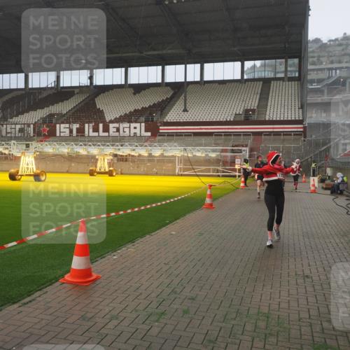 07.12.2025 - St. Pauli X-Mass-Run No. 15 Fabian Wolf http://msf.ph/oto/9382648 07.12.2025 10:10:10 Ziel 962, 1399, 1678, 1732, 2502, 2504, 2560, 3245, 3246, 3410, 3411, 4358, 4507 meine-sportfotos.de