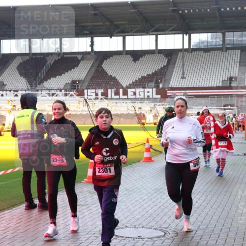 07.12.2025 - St. Pauli X-Mass-Run No. 15 Luisa Fischer http://msf.ph/oto/9382650 07.12.2025 10:49:55 Ziel 2299, 15, 2301, 8, 90, 157, 1179, 157, 191, 194, 471, 890, 916, 1035, 1155, 1164, 1166, 1179, 1232, 1273, 1274, 1370, 1372, 1663, 2299, 2301, 2338, 2340, 2341, 2421, 2764, 2765, 2777, 2779, 2921, 2933, 3366, 3369, 3380 meine-sportfotos.de