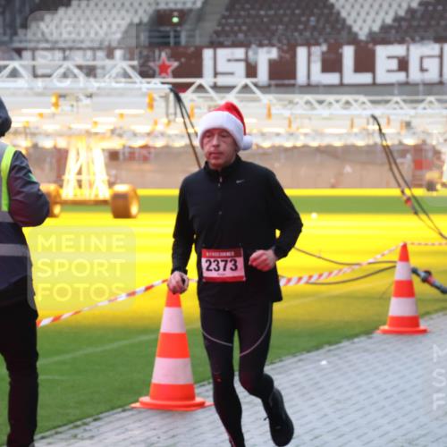 07.12.2025 - St. Pauli X-Mass-Run No. 15 Luisa Fischer http://msf.ph/oto/9382682 07.12.2025 11:23:31 Ziel 2373, 21, 69, 714, 1018, 1141, 2023, 2373, 2821, 2823, 4249, 4824 meine-sportfotos.de