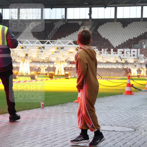 07.12.2025 - St. Pauli X-Mass-Run No. 15 Luisa Fischer http://msf.ph/oto/9382700 07.12.2025 10:50:15 Ziel 2777, 40, 157, 890, 904, 905, 916, 1035, 1179, 1232, 1273, 1274, 1663, 2100, 2201, 2299, 2301, 2338, 2340, 2341, 2421, 2575, 2777, 2779, 3026, 3030, 3380, 4855 meine-sportfotos.de