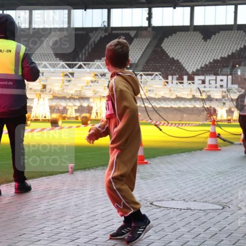 07.12.2025 - St. Pauli X-Mass-Run No. 15 Luisa Fischer http://msf.ph/oto/9382701 07.12.2025 10:50:15 Ziel 380, 23, 777, 40, 157, 890, 904, 905, 916, 1035, 1179, 1232, 1273, 1274, 1663, 2100, 2201, 2299, 2301, 2338, 2340, 2341, 2421, 2575, 2777, 2779, 3026, 3030, 3380, 4855 meine-sportfotos.de