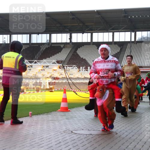 07.12.2025 - St. Pauli X-Mass-Run No. 15 Luisa Fischer http://msf.ph/oto/9382714 07.12.2025 10:50:18 Ziel 2340, 2779, 40, 157, 890, 904, 905, 916, 1035, 1179, 1232, 1273, 2100, 2201, 2299, 2301, 2338, 2340, 2341, 2421, 2575, 2777, 2779, 3026, 3030, 3380, 4855 meine-sportfotos.de