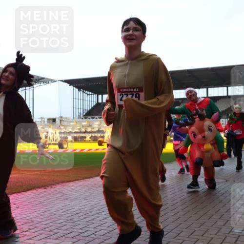 07.12.2025 - St. Pauli X-Mass-Run No. 15 Luisa Fischer http://msf.ph/oto/9382746 07.12.2025 10:50:21 Ziel 2779, 035, 40, 157, 890, 904, 905, 916, 1035, 1179, 1232, 2100, 2201, 2299, 2301, 2338, 2340, 2341, 2421, 2575, 2777, 2779, 3026, 3030, 3380, 4855 meine-sportfotos.de