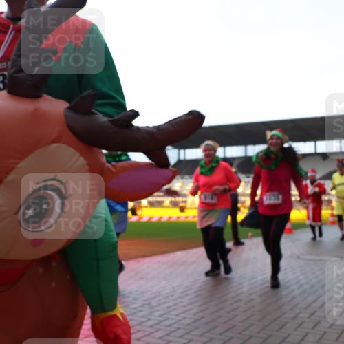 07.12.2025 - St. Pauli X-Mass-Run No. 15 Luisa Fischer http://msf.ph/oto/9382764 07.12.2025 10:50:24 Ziel 23, 1825, 40, 157, 904, 905, 916, 1035, 1179, 1232, 2100, 2201, 2299, 2338, 2340, 2341, 2575, 2777, 2779, 3026, 3030, 3380, 4855 meine-sportfotos.de