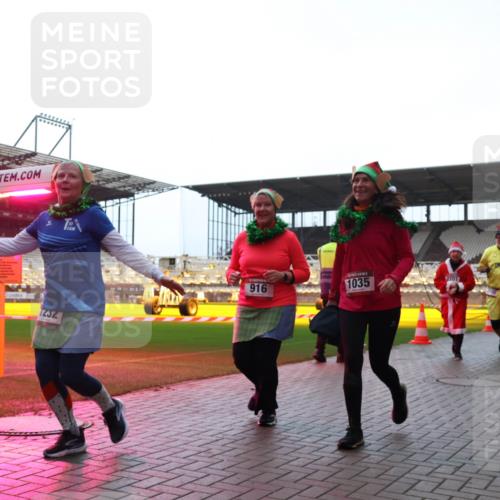 07.12.2025 - St. Pauli X-Mass-Run No. 15 Luisa Fischer http://msf.ph/oto/9382766 07.12.2025 10:50:24 Ziel 1232, 916, 1035, 2201, 40, 157, 904, 905, 916, 1035, 1179, 1232, 2100, 2201, 2299, 2338, 2340, 2341, 2575, 2777, 2779, 3026, 3030, 3380, 4855 meine-sportfotos.de