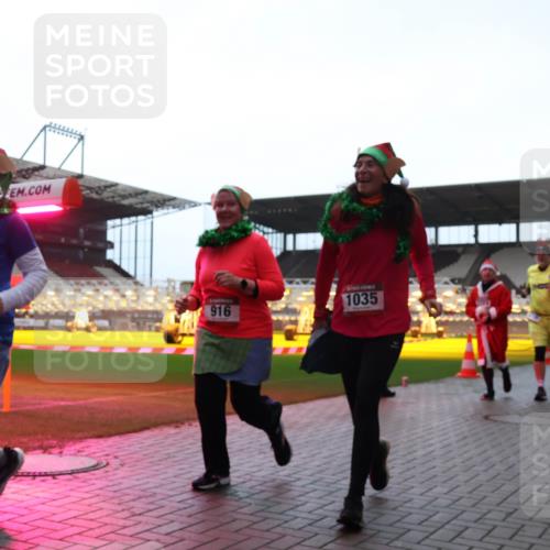 07.12.2025 - St. Pauli X-Mass-Run No. 15 Luisa Fischer http://msf.ph/oto/9382768 07.12.2025 10:50:24 Ziel 1232, 916, 1035, 40, 157, 904, 905, 916, 1035, 1179, 1232, 2100, 2201, 2299, 2338, 2340, 2341, 2575, 2777, 2779, 3026, 3030, 3380, 4855 meine-sportfotos.de