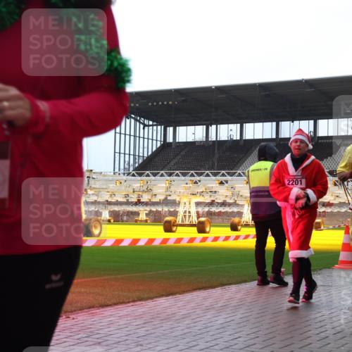 07.12.2025 - St. Pauli X-Mass-Run No. 15 Luisa Fischer http://msf.ph/oto/9382776 07.12.2025 10:50:25 Ziel 1035, 2201, 2100, 40, 157, 904, 905, 916, 1035, 1179, 1232, 2100, 2201, 2338, 2340, 2341, 2575, 2777, 2779, 3026, 3030, 3380, 4855 meine-sportfotos.de