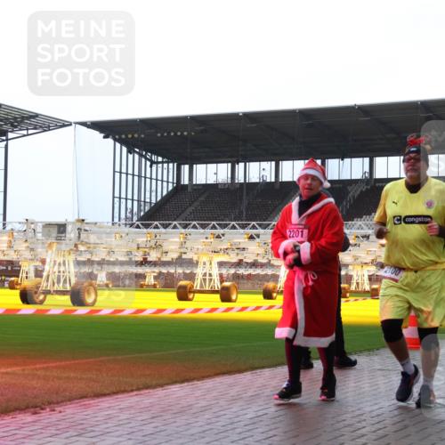 07.12.2025 - St. Pauli X-Mass-Run No. 15 Luisa Fischer http://msf.ph/oto/9382780 07.12.2025 10:50:26 Ziel 2201, 3026, 40, 157, 904, 905, 916, 1035, 1179, 1232, 2100, 2201, 2338, 2340, 2341, 2575, 2777, 2779, 3026, 3030, 3380, 4855 meine-sportfotos.de