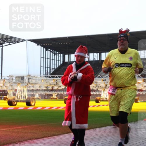 07.12.2025 - St. Pauli X-Mass-Run No. 15 Luisa Fischer http://msf.ph/oto/9382786 07.12.2025 10:50:26 Ziel 2100, 3026, 40, 157, 904, 905, 916, 1035, 1179, 1232, 2100, 2201, 2338, 2340, 2341, 2575, 2777, 2779, 3026, 3030, 3380, 4855 meine-sportfotos.de