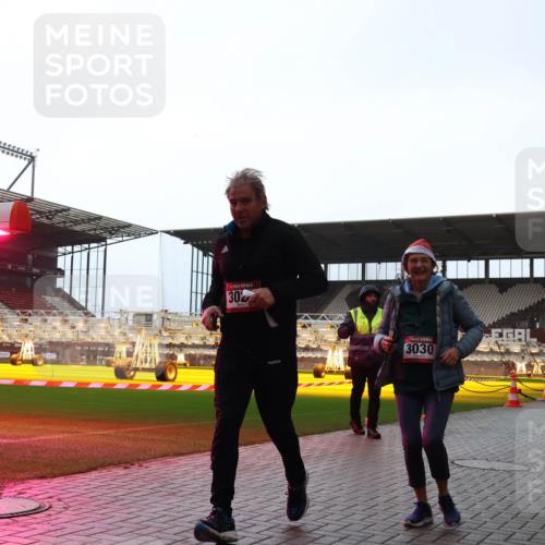 07.12.2025 - St. Pauli X-Mass-Run No. 15 Luisa Fischer http://msf.ph/oto/9382799 07.12.2025 10:50:29 Ziel 30, 3030, 40, 904, 905, 916, 1035, 1232, 2100, 2201, 2338, 2340, 2341, 2575, 2777, 2779, 3026, 3030, 3380, 4110, 4111, 4855 meine-sportfotos.de