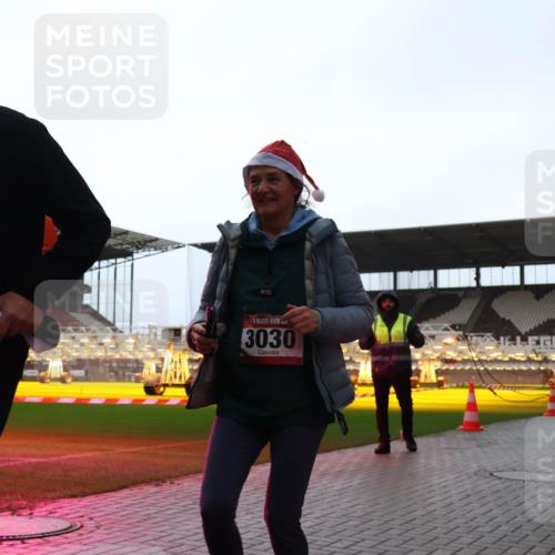 07.12.2025 - St. Pauli X-Mass-Run No. 15 Luisa Fischer http://msf.ph/oto/9382808 07.12.2025 10:50:30 Ziel 3026, 3030, 40, 904, 905, 916, 1035, 1232, 2100, 2201, 2338, 2340, 2341, 2575, 2777, 2779, 3026, 3030, 3380, 4110, 4111, 4855 meine-sportfotos.de