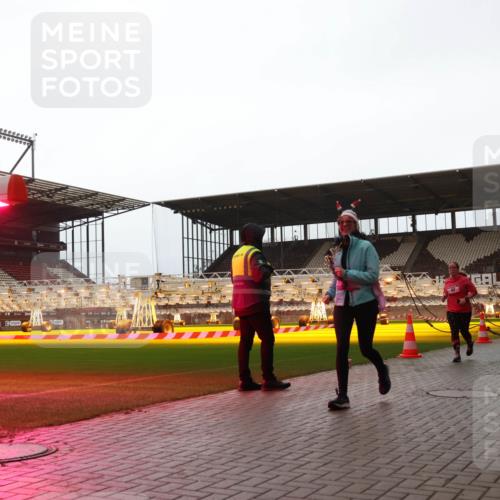 07.12.2025 - St. Pauli X-Mass-Run No. 15 Luisa Fischer http://msf.ph/oto/9382812 07.12.2025 10:50:35 Ziel 40, 904, 905, 916, 1035, 1232, 2100, 2201, 2338, 2340, 2341, 2575, 2582, 2583, 2584, 2777, 2779, 3026, 3030, 3287, 3291, 3380, 4075, 4110, 4111, 4756, 4757, 4759, 4855 meine-sportfotos.de