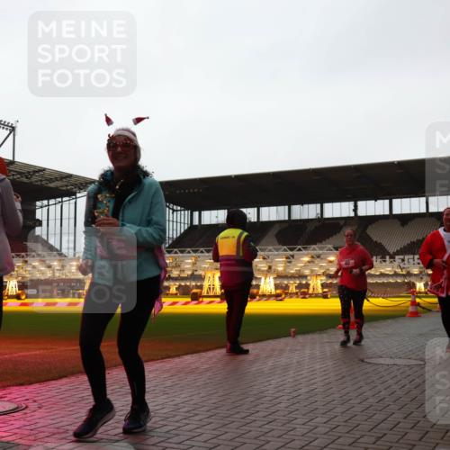 07.12.2025 - St. Pauli X-Mass-Run No. 15 Luisa Fischer http://msf.ph/oto/9382821 07.12.2025 10:50:37 Ziel 40, 904, 905, 916, 1035, 1232, 2100, 2201, 2250, 2338, 2340, 2341, 2460, 2575, 2582, 2583, 2584, 2777, 2779, 3026, 3030, 3287, 3291, 3380, 4075, 4110, 4111, 4756, 4757, 4759, 4855 meine-sportfotos.de