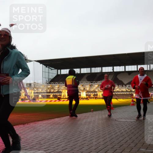 07.12.2025 - St. Pauli X-Mass-Run No. 15 Luisa Fischer http://msf.ph/oto/9382825 07.12.2025 10:50:37 Ziel 15, 2575, 40, 904, 905, 916, 1035, 1232, 2100, 2201, 2250, 2338, 2340, 2341, 2460, 2575, 2582, 2583, 2584, 2777, 2779, 3026, 3030, 3287, 3291, 3380, 4075, 4110, 4111, 4756, 4757, 4759, 4855 meine-sportfotos.de