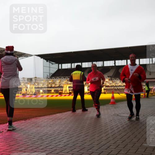 07.12.2025 - St. Pauli X-Mass-Run No. 15 Luisa Fischer http://msf.ph/oto/9382827 07.12.2025 10:50:38 Ziel 40, 2575, 40, 904, 905, 916, 1035, 1232, 2100, 2201, 2250, 2338, 2340, 2341, 2460, 2575, 2582, 2583, 2584, 2777, 2779, 3026, 3030, 3287, 3291, 3380, 4075, 4110, 4111, 4756, 4757, 4759, 4855 meine-sportfotos.de