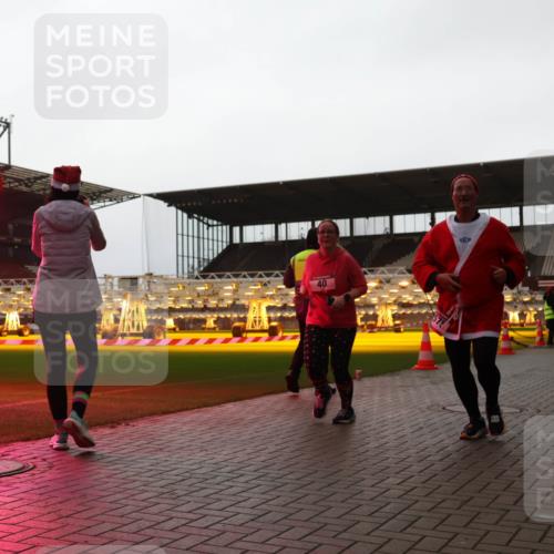 07.12.2025 - St. Pauli X-Mass-Run No. 15 Luisa Fischer http://msf.ph/oto/9382832 07.12.2025 10:50:38 Ziel 40, 100, 40, 904, 905, 916, 1035, 1232, 2100, 2201, 2250, 2338, 2340, 2341, 2460, 2575, 2582, 2583, 2584, 2777, 2779, 3026, 3030, 3287, 3291, 3380, 4075, 4110, 4111, 4756, 4757, 4759, 4855 meine-sportfotos.de