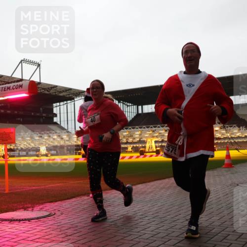 07.12.2025 - St. Pauli X-Mass-Run No. 15 Luisa Fischer http://msf.ph/oto/9382840 07.12.2025 10:50:39 Ziel 40, 2575, 40, 904, 905, 916, 1035, 1232, 2100, 2201, 2250, 2338, 2341, 2460, 2575, 2582, 2583, 2584, 2777, 2779, 3026, 3030, 3287, 3291, 3380, 4075, 4110, 4111, 4756, 4757, 4759, 4855 meine-sportfotos.de