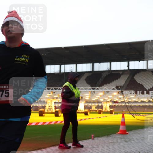 07.12.2025 - St. Pauli X-Mass-Run No. 15 Luisa Fischer http://msf.ph/oto/9382849 07.12.2025 10:50:50 Ziel 4075, 40, 904, 905, 1726, 1729, 1730, 2250, 2460, 2575, 2582, 2583, 2584, 3287, 3291, 3368, 4075, 4110, 4111, 4756, 4757, 4759, 4855 meine-sportfotos.de