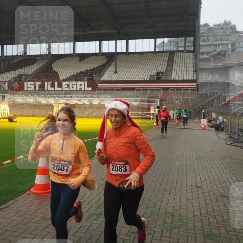 07.12.2025 - St. Pauli X-Mass-Run No. 15 Fabian Wolf http://msf.ph/oto/9382868 07.12.2025 10:10:27 Ziel 550, 962, 964, 1399, 1571, 2083, 2087, 4358, 4507 meine-sportfotos.de