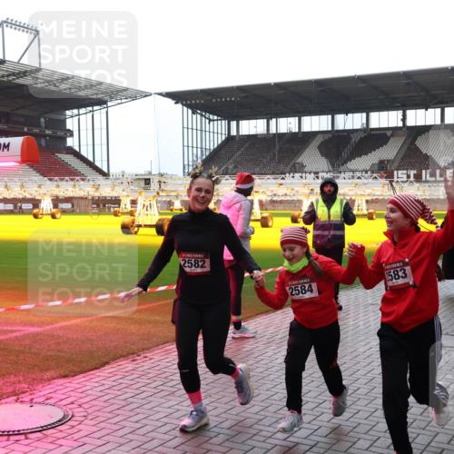 07.12.2025 - St. Pauli X-Mass-Run No. 15 Luisa Fischer http://msf.ph/oto/9382898 07.12.2025 10:51:02 Ziel 2582, 2584, 1583, 05, 904, 381, 564, 904, 905, 1726, 1729, 1730, 2250, 2460, 2582, 2583, 2584, 2737, 2738, 2763, 3287, 3291, 3368, 4075, 4110, 4111, 4535, 4537, 4756, 4757, 4759, 4760, 4881 meine-sportfotos.de