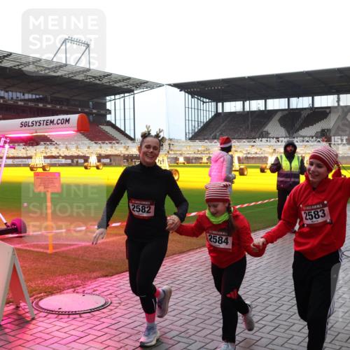 07.12.2025 - St. Pauli X-Mass-Run No. 15 Luisa Fischer http://msf.ph/oto/9382901 07.12.2025 10:51:02 Ziel 2582, 2584, 15, 2583, 905, 381, 564, 904, 905, 1726, 1729, 1730, 2250, 2460, 2582, 2583, 2584, 2737, 2738, 2763, 3287, 3291, 3368, 4075, 4110, 4111, 4535, 4537, 4756, 4757, 4759, 4760, 4881 meine-sportfotos.de