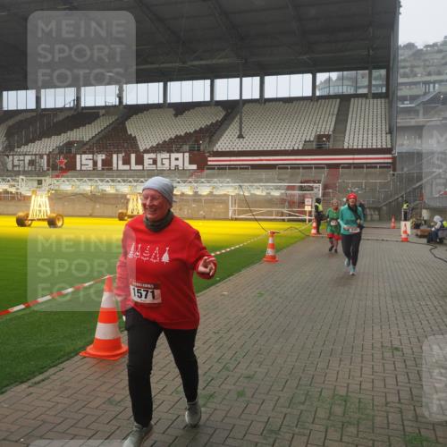 07.12.2025 - St. Pauli X-Mass-Run No. 15 Fabian Wolf http://msf.ph/oto/9382927 07.12.2025 10:10:31 Ziel 550, 964, 1571, 2083, 2087 meine-sportfotos.de