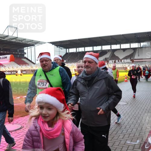 07.12.2025 - St. Pauli X-Mass-Run No. 15 Luisa Fischer http://msf.ph/oto/9383000 07.12.2025 10:51:30 Ziel 4759, 4759, 5, 4757, 381, 249, 381, 564, 769, 1093, 1691, 1726, 1729, 1730, 2737, 2738, 2763, 3199, 3342, 4535, 4537, 4760, 4881 meine-sportfotos.de