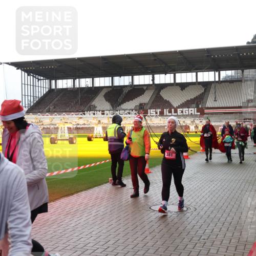 07.12.2025 - St. Pauli X-Mass-Run No. 15 Luisa Fischer http://msf.ph/oto/9383003 07.12.2025 10:51:31 Ziel 381, 249, 381, 564, 769, 1093, 1691, 1726, 1729, 1730, 2737, 2738, 2763, 3199, 3342, 4535, 4537, 4760, 4881 meine-sportfotos.de