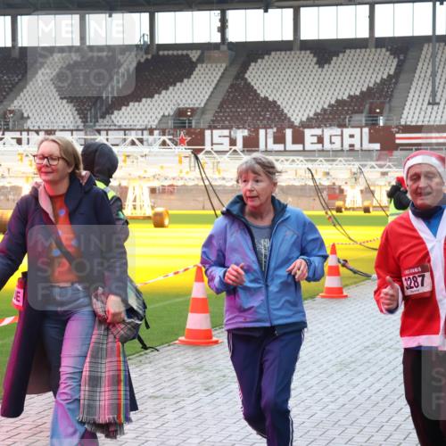 07.12.2025 - St. Pauli X-Mass-Run No. 15 Luisa Fischer http://msf.ph/oto/9383051 07.12.2025 10:51:40 Ziel 1, 15, 3287, 4881, 249, 381, 564, 769, 1093, 1691, 2642, 2643, 2674, 2737, 2738, 2763, 2959, 3199, 3342, 4535, 4537, 4760, 4881 meine-sportfotos.de