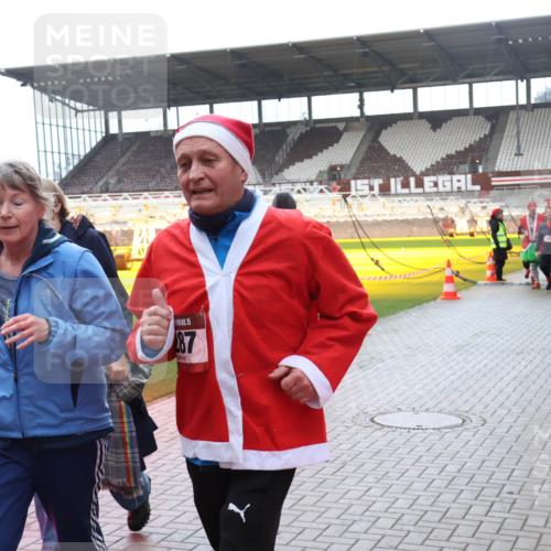 07.12.2025 - St. Pauli X-Mass-Run No. 15 Luisa Fischer http://msf.ph/oto/9383064 07.12.2025 10:51:42 Ziel 15, 87, 249, 381, 769, 1047, 1093, 1691, 2642, 2643, 2674, 2737, 2738, 2959, 3199, 3342, 4535, 4881 meine-sportfotos.de