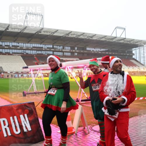 07.12.2025 - St. Pauli X-Mass-Run No. 15 Luisa Fischer http://msf.ph/oto/9383099 07.12.2025 10:13:26 Ziel 074, 1077, 9, 18, 80, 938, 1044, 1126, 1397, 1733, 2687, 2711, 2712, 2770, 3040, 3428, 3514, 3551, 3557, 3585, 3588, 3589, 3799, 3834, 3836, 4081, 4082, 4083, 4487, 4664 meine-sportfotos.de
