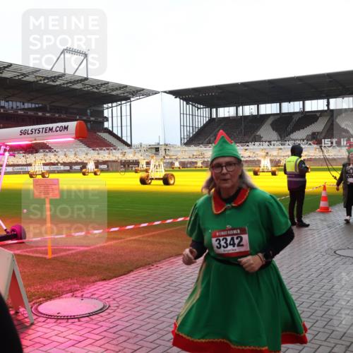 07.12.2025 - St. Pauli X-Mass-Run No. 15 Luisa Fischer http://msf.ph/oto/9383102 07.12.2025 10:51:53 Ziel 15, 3342, 275, 769, 1047, 1093, 1691, 2103, 2105, 2327, 2332, 2553, 2642, 2643, 2674, 2959, 3199, 3342, 4862 meine-sportfotos.de