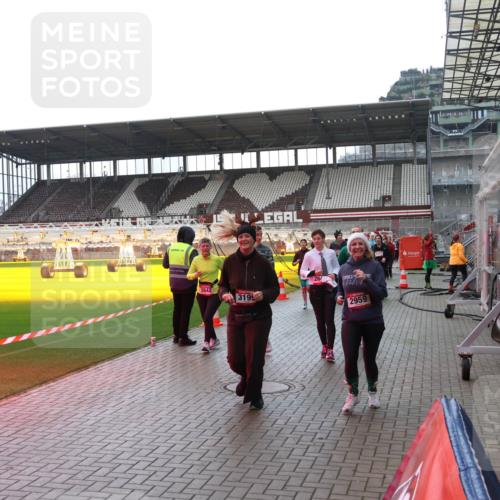 07.12.2025 - St. Pauli X-Mass-Run No. 15 Luisa Fischer http://msf.ph/oto/9383136 07.12.2025 10:52:06 Ziel 2642, 3199, 26, 2959, 275, 328, 1047, 1093, 1964, 1982, 1984, 2103, 2105, 2165, 2287, 2289, 2327, 2332, 2553, 2593, 2607, 2642, 2643, 2674, 2836, 2837, 2959, 3199, 3223, 3228, 3342, 4550, 4862 meine-sportfotos.de
