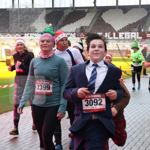 07.12.2025 - St. Pauli X-Mass-Run No. 15 Luisa Fischer http://msf.ph/oto/9383137 07.12.2025 11:25:18 Ziel 15, 1320, 15, 2399, 15, 3092, 0, 15, 3314, 1773, 470, 473, 705, 1320, 1346, 1384, 1427, 1527, 1544, 1752, 1773, 1855, 1858, 1961, 2151, 2193, 2399, 2400, 2402, 2447, 2448, 2480, 2852, 2859, 2869, 2981, 2990, 3092, 3126, 3193, 3194, 3195, 3306, 3314, 4632, 5003 meine-sportfotos.de