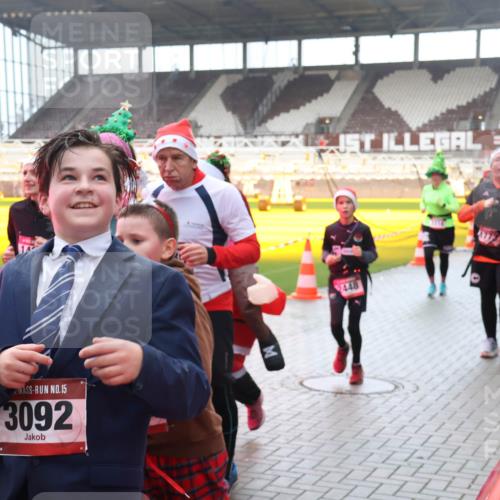 07.12.2025 - St. Pauli X-Mass-Run No. 15 Luisa Fischer http://msf.ph/oto/9383143 07.12.2025 11:25:19 Ziel 15, 3092, 2448, 470, 473, 705, 1320, 1346, 1384, 1427, 1527, 1544, 1752, 1855, 1858, 1961, 2151, 2193, 2399, 2400, 2402, 2447, 2448, 2480, 2852, 2859, 2869, 2981, 2990, 3092, 3126, 3193, 3194, 3195, 3306, 3314, 4632, 5003 meine-sportfotos.de
