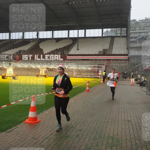 07.12.2025 - St. Pauli X-Mass-Run No. 15 Fabian Wolf http://msf.ph/oto/9383146 07.12.2025 10:10:46 Ziel 964, 1768, 4885 meine-sportfotos.de