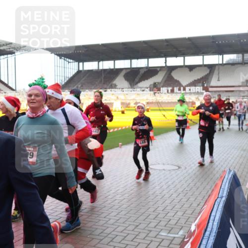 07.12.2025 - St. Pauli X-Mass-Run No. 15 Luisa Fischer http://msf.ph/oto/9383148 07.12.2025 11:25:19 Ziel 15, 3092, 5, 9, 447, 2448, 470, 473, 705, 1320, 1346, 1384, 1427, 1527, 1544, 1752, 1855, 1858, 1961, 2151, 2193, 2399, 2400, 2402, 2447, 2448, 2480, 2852, 2859, 2869, 2981, 2990, 3092, 3126, 3193, 3194, 3195, 3306, 3314, 4632, 5003 meine-sportfotos.de