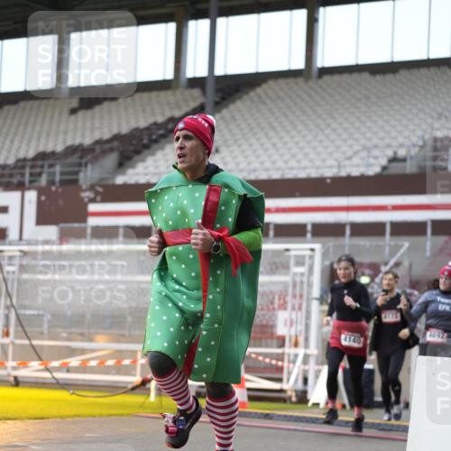 07.12.2025 - St. Pauli X-Mass-Run No. 15 Patografie http://msf.ph/oto/9383174 07.12.2025 10:24:11 Ziel 712, 897, 4040, 4122, 4140, 4689, 4692, 4694 meine-sportfotos.de