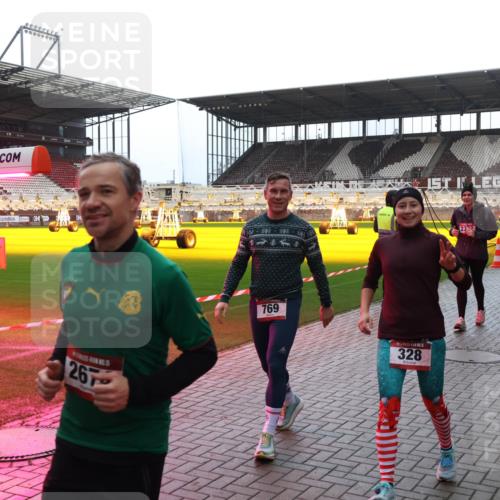 07.12.2025 - St. Pauli X-Mass-Run No. 15 Luisa Fischer http://msf.ph/oto/9383176 07.12.2025 10:52:11 Ziel 267, 769, 5, 328, 2332, 2105, 2327, 275, 328, 1047, 1964, 1982, 1984, 2103, 2105, 2165, 2287, 2289, 2327, 2332, 2553, 2592, 2593, 2607, 2642, 2643, 2661, 2674, 2836, 2837, 2959, 3223, 3228, 4550, 4862 meine-sportfotos.de