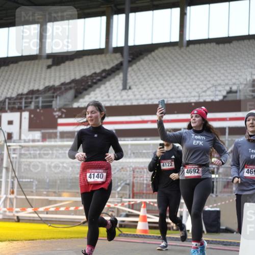 07.12.2025 - St. Pauli X-Mass-Run No. 15 Patografie http://msf.ph/oto/9383186 07.12.2025 10:24:12 Ziel 712, 897, 4040, 4122, 4140, 4689, 4692, 4694 meine-sportfotos.de