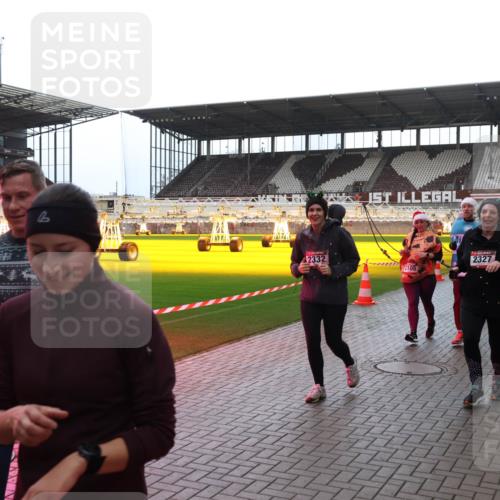 07.12.2025 - St. Pauli X-Mass-Run No. 15 Luisa Fischer http://msf.ph/oto/9383191 07.12.2025 10:52:12 Ziel 5, 2332, 2105, 2327, 1228, 275, 328, 1047, 1964, 1982, 1984, 2103, 2105, 2165, 2287, 2289, 2327, 2332, 2553, 2592, 2593, 2607, 2642, 2643, 2661, 2674, 2836, 2837, 2959, 3223, 3228, 4550, 4862, 4879 meine-sportfotos.de